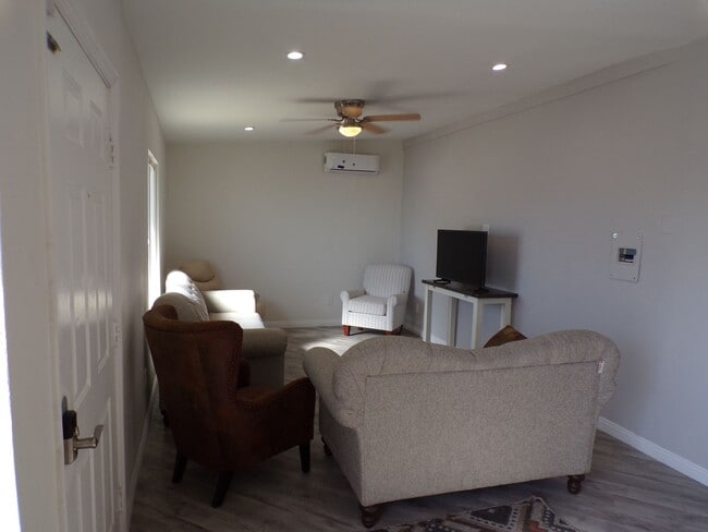 Building Photo - Rooms for rent in quiet residential neighborhood.