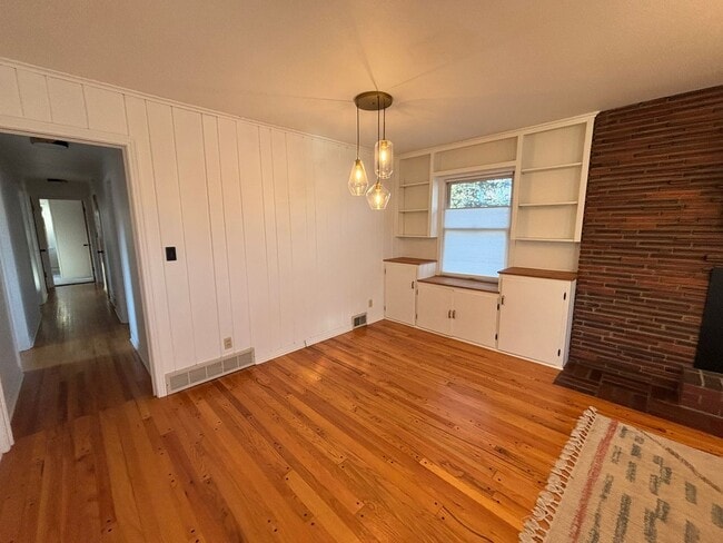 Building Photo - 3 BED | 1.5 BATH | SPACIOUS HOME | CENTRAL