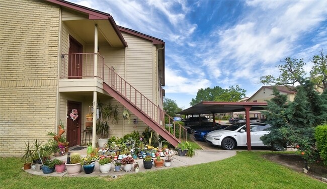 Building Photo - 2120 El Paseo St