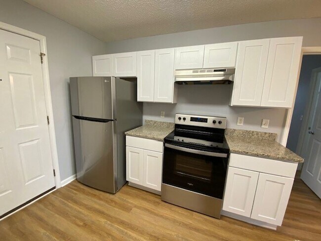 Building Photo - Welcome to this beautiful 4 bedroom, 2 bathroom home located in the desirable area of Wilmington,...