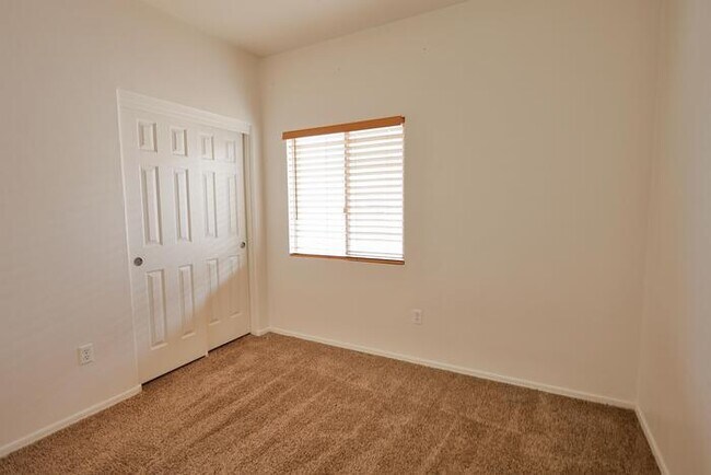 Building Photo - 831 W Calle Valenciana