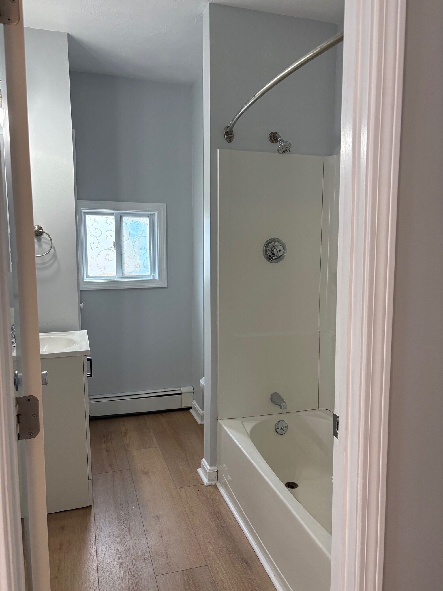 Full bathroom - 658 Central Ave