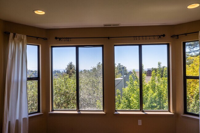 Building Photo - Beautiful Home in the Oakland Hills with v...