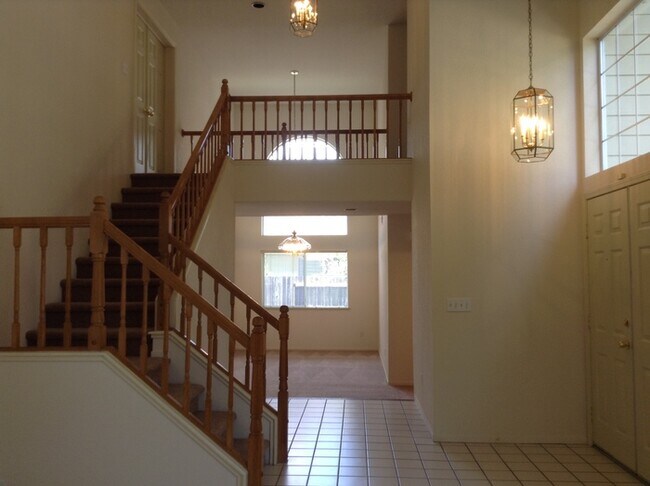 Building Photo - Beautiful 5 bedroom 3 bath home located in Antelope!