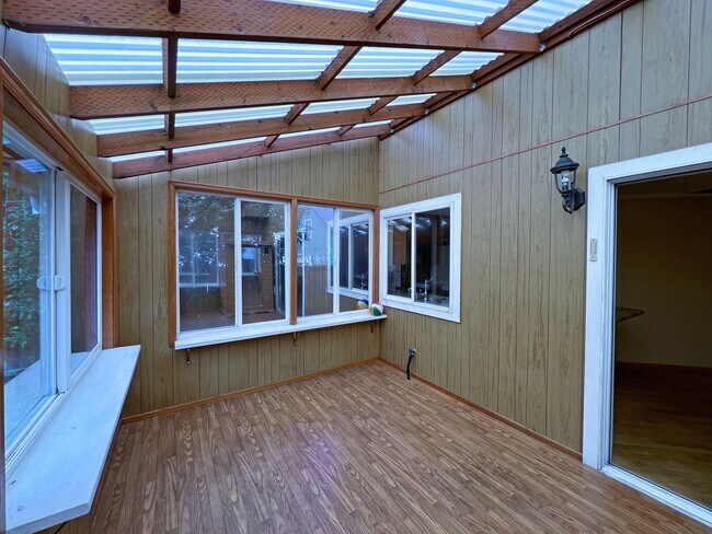 Building Photo - NE Tacoma - Large 3 bedroom 2.5 bathroom w...