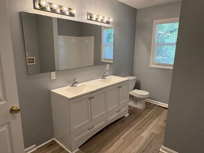 Building Photo - Recently Updated 3 Bedroom 1 Bath Home in ...