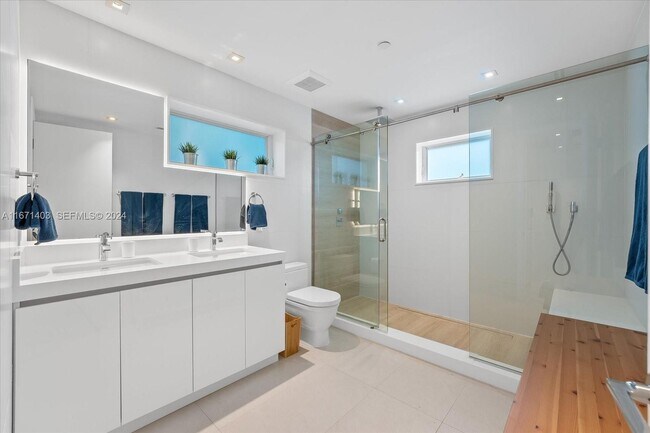 Building Photo - 15713 Fisher Island Dr