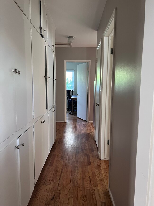 Building Photo - 3200 Oak Ave