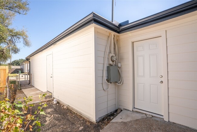 Building Photo - 10202 Cathedral Dr