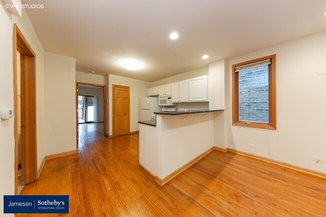 Building Photo - 2157 W Addison St