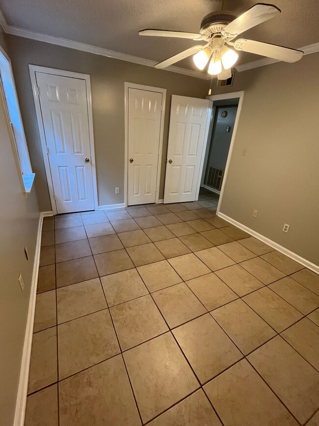 Building Photo - 2 Bed 1 Bath Condo with Utilities Included!