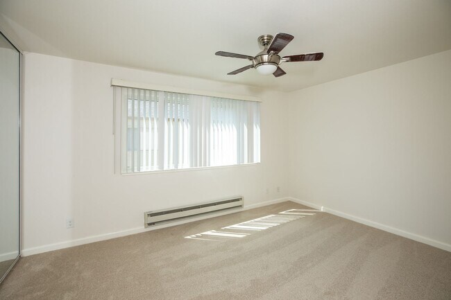 Building Photo - Spacious unit with a central location