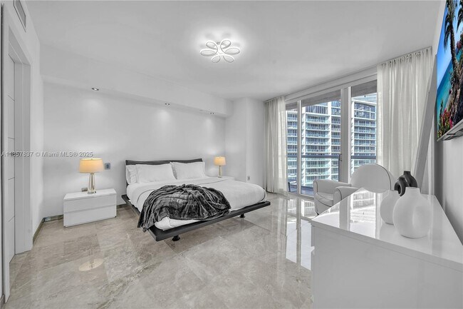 Building Photo - 495 Brickell Ave