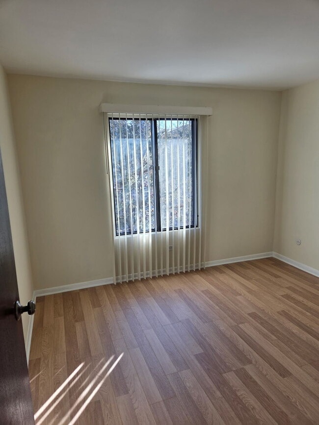 Building Photo - 626 S Cass Ave