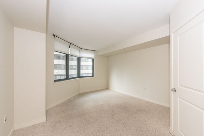 Building Photo - LARGE 1 Bedroom/1 Bathroom with Balcony in Bustling Mount Vernon Triangle!!