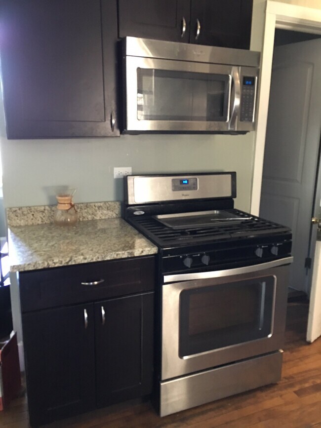 Building Photo - 2245 W Shakespeare Ave