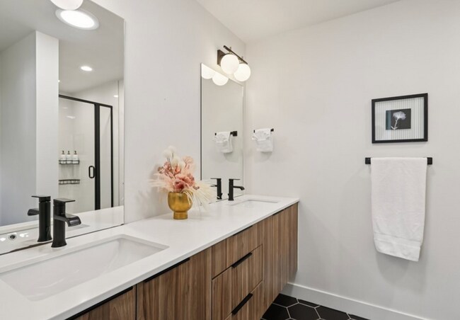 Building Photo - Three-Bedroom Townhouse Close to Seattle Pacific University!!!