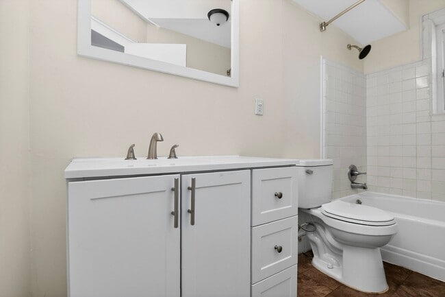 Building Photo - Lovely Two Bedroom Condo in Cotswold!