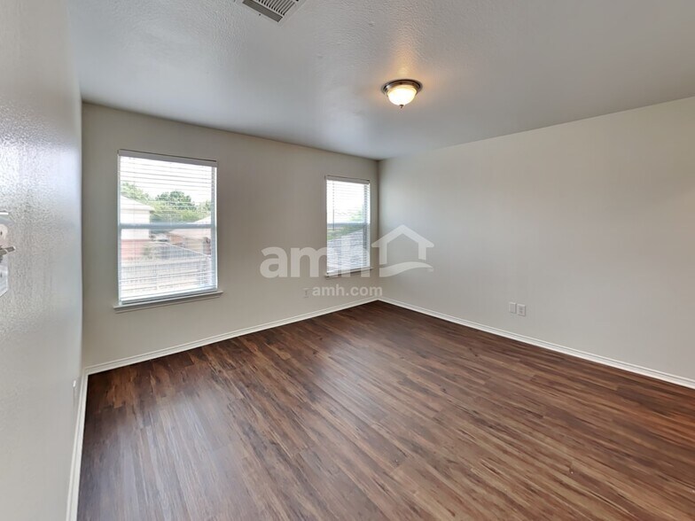 Building Photo - 2014 Kingsbridge Dr