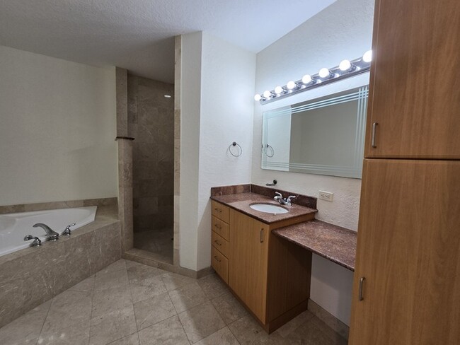 Building Photo - Beautiful 2 Bed 2 Bath Condo in West Palm ...