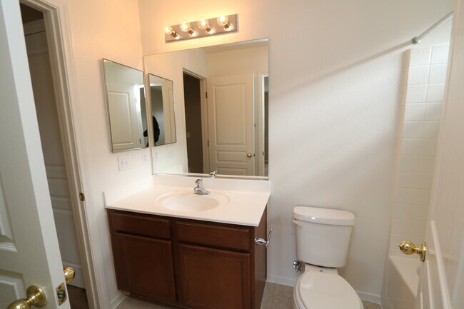 Building Photo - Beautiful Spacious 4 Bedroom Home!