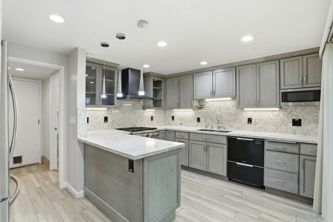 Building Photo - Renovated Los Gatos Townhome