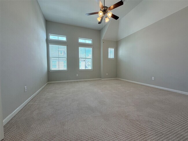 Building Photo - 2018 Royal Landing Dr