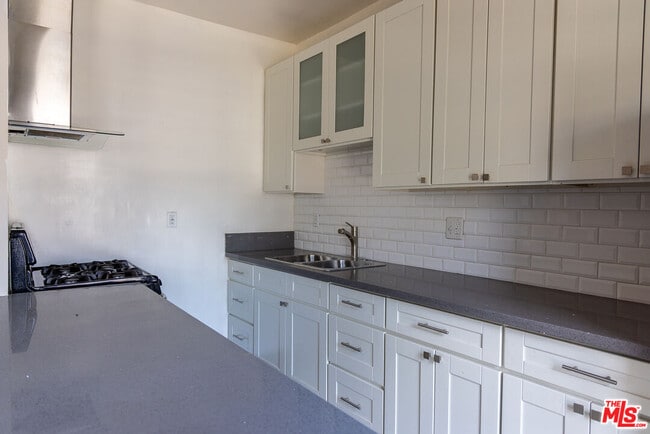Building Photo - 661 Shatto Pl