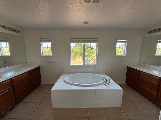 Building Photo - 3380 Bridgeway Lakes Dr