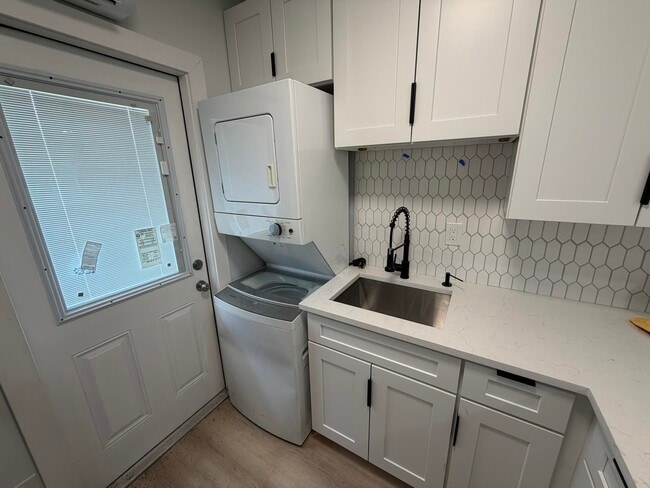 Building Photo - 1077 NE 34th St