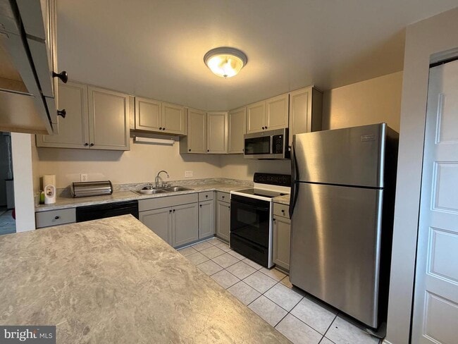 Building Photo - 327 James St