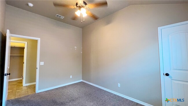 Building Photo - 405 Sladecek Dr