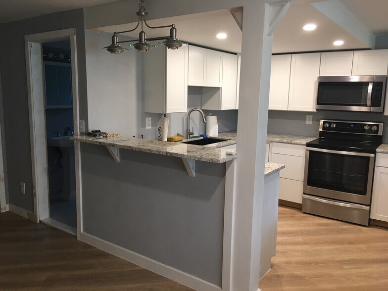 Dining Bar - 2031 Schulte Ave