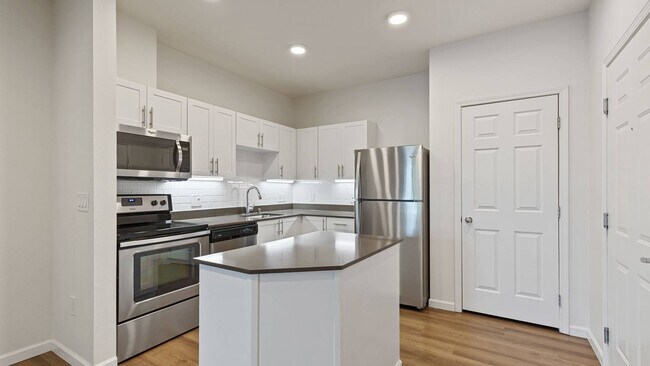 Building Photo - Reflections by Windsor