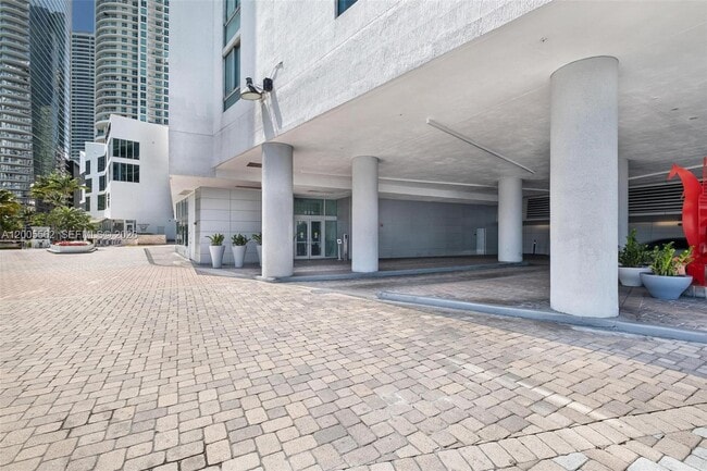 Building Photo - 325 S Biscayne Blvd