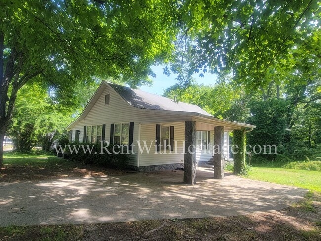 Building Photo - ENJOY THE PRESTIGE OF THIS CHARMING HOME I...