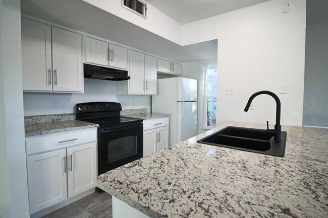 Building Photo - Spacious 2 bedroom 1 bath townhouse in San...