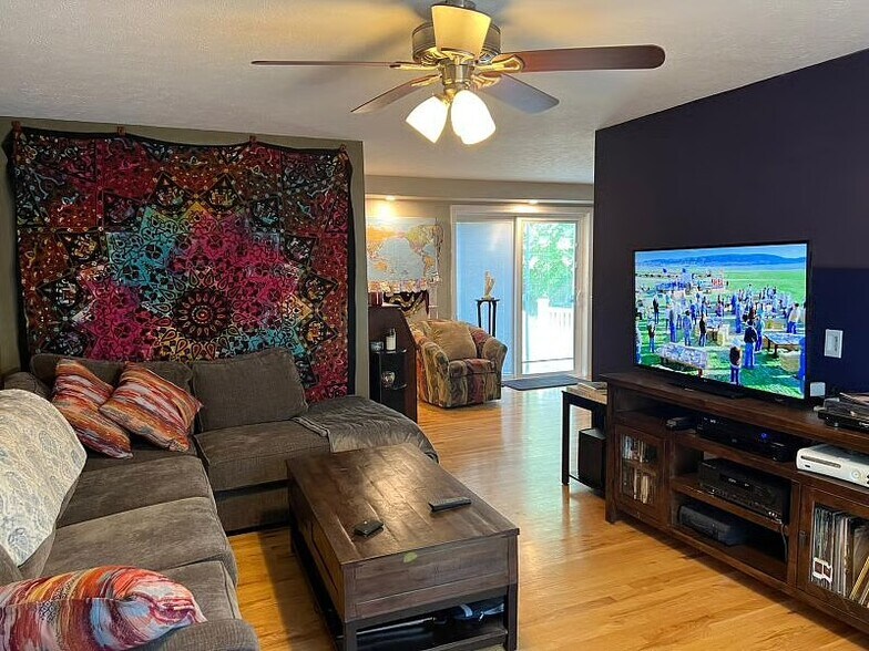 Living room - 207 Pasture Dr