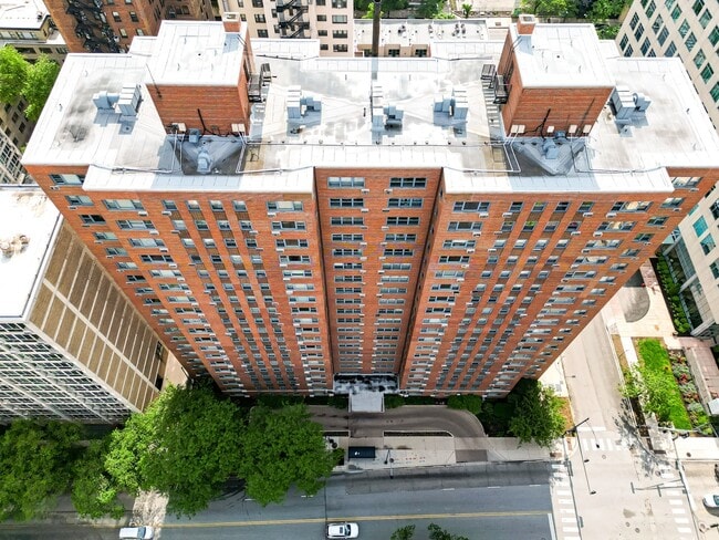 Building Photo - 2909 N Sheridan Rd