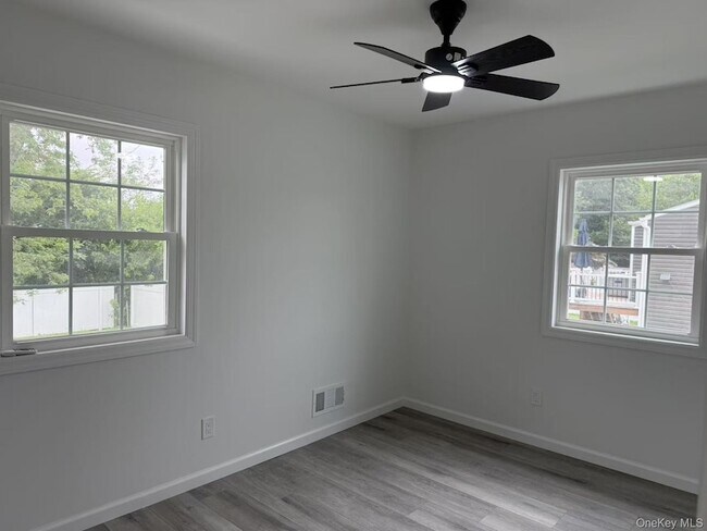 Building Photo - 495 Hawkins Rd