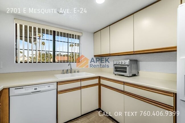 Building Photo - 2701 E Mesquite Ave