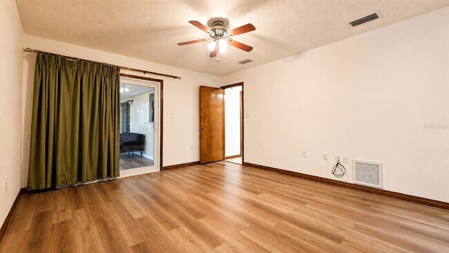 Building Photo - 35025 Raintree Dr