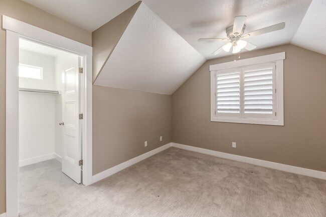 Building Photo - Stunning Above-Garage Apartment In Excelle...