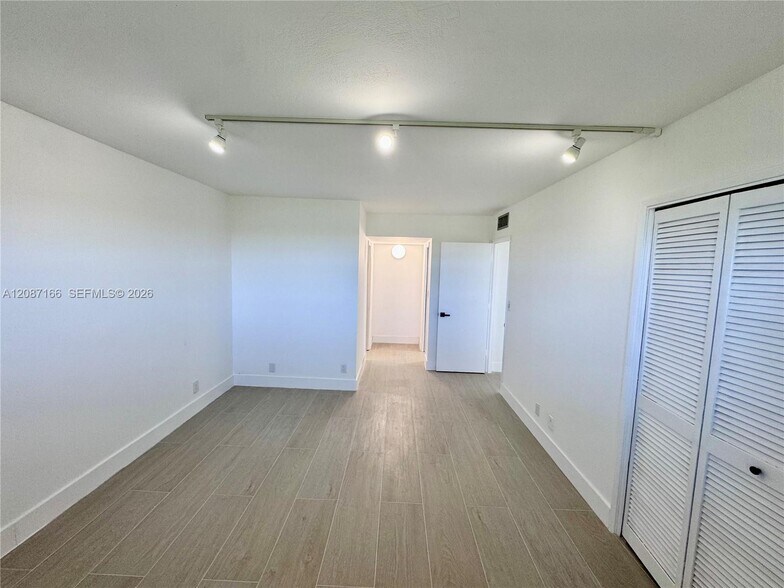 Building Photo - 575 Oaks Ln