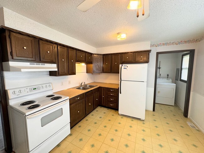 Building Photo - 3 bed 1 bath, Small Town Living!