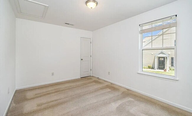 Building Photo - Charming 3BR Townhome in Colfax