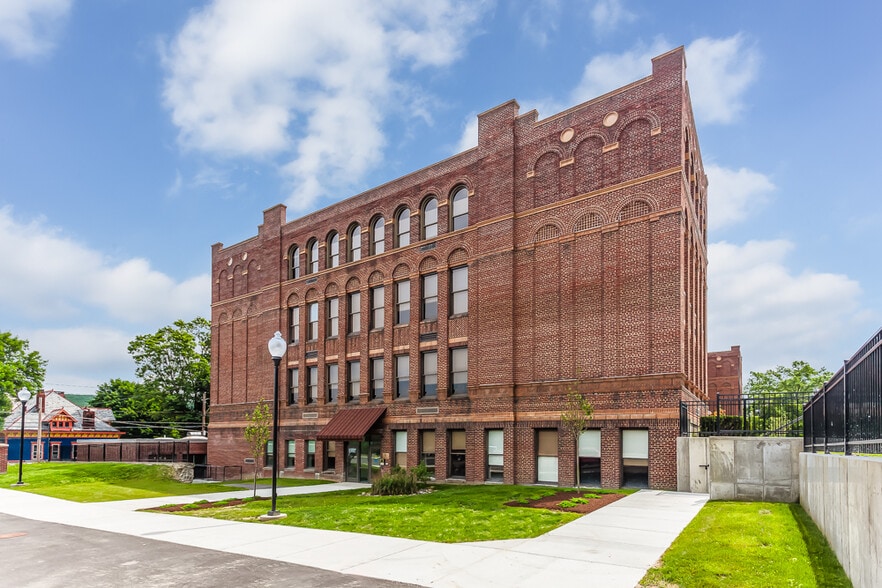 Primary Photo - Academy Place Apartments