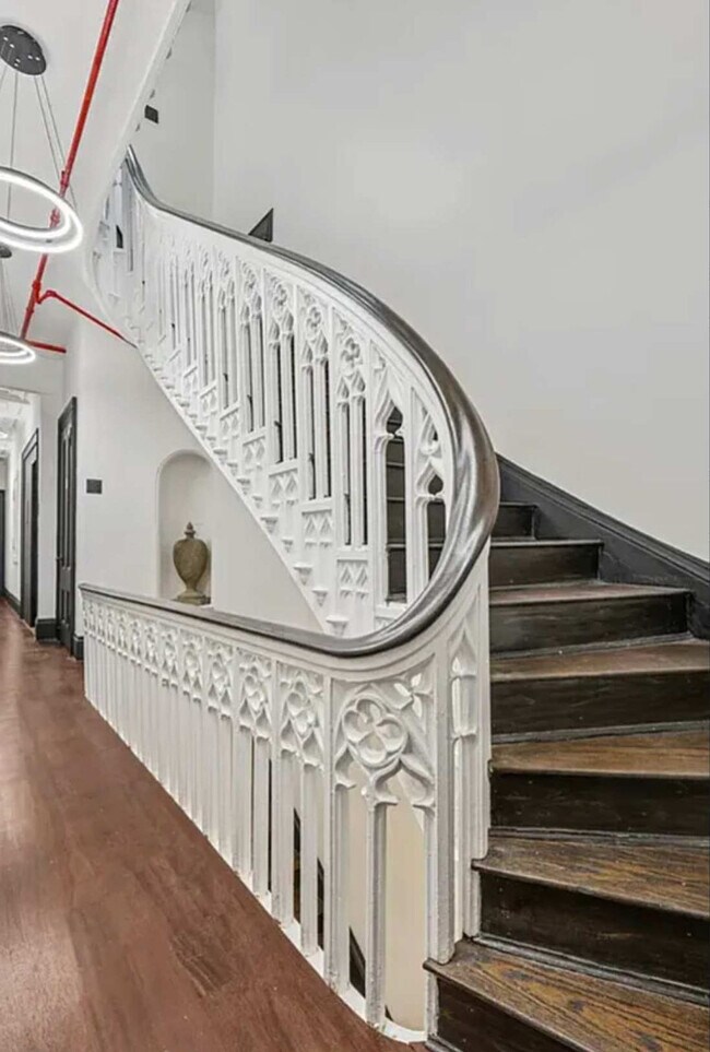 Building Photo - 10 5th Ave