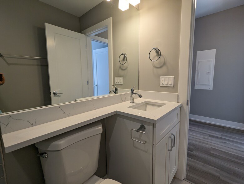 Building Photo - 3935 N Janssen Ave