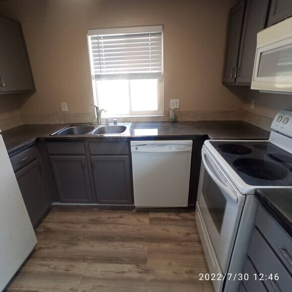 Kitchen with Dish Washer , Fridge, Ranger, Microwave - 7605 Ridgewood Dr
